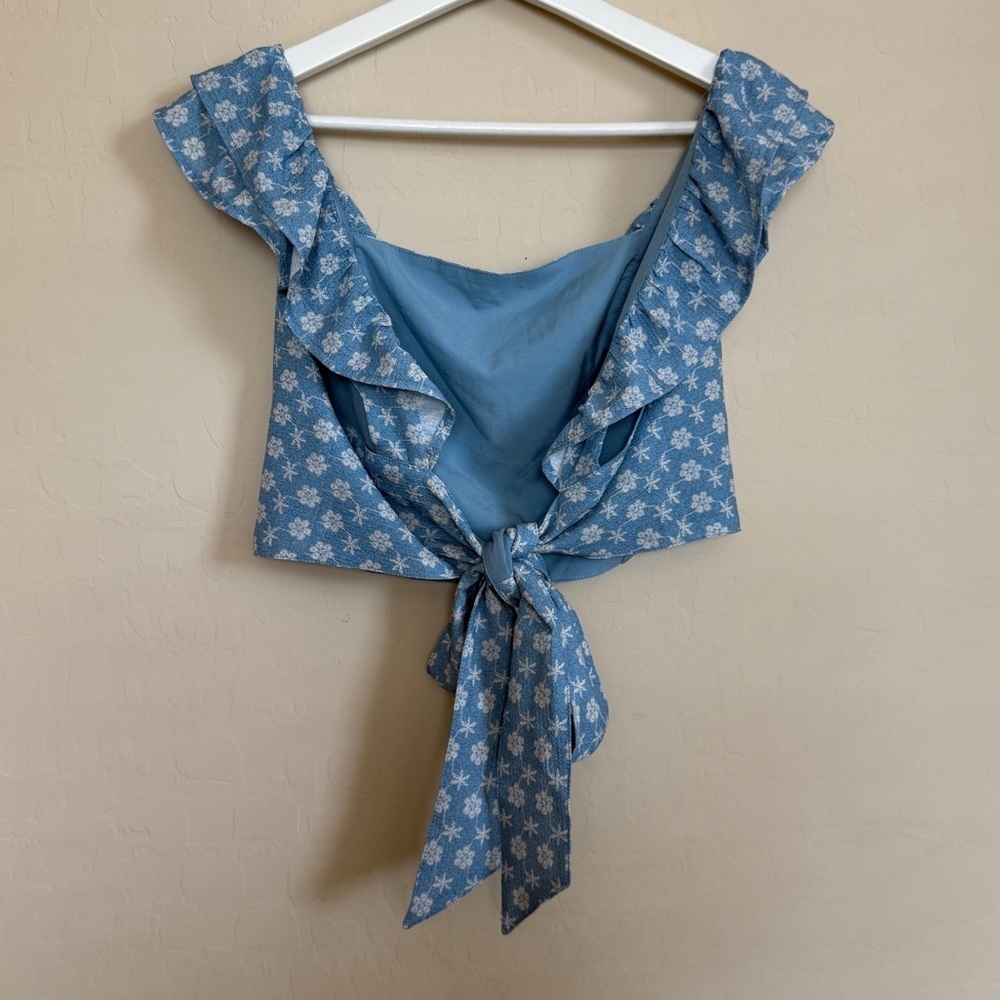 BCBGeneration Tie Back Ruffle Sleeveless Crop Top Floral Powder Blue Floral M - Picture 3 of 8